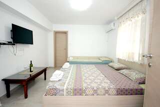 Апартаменты Apartments Pavlovic Петровац Трехместный номер с террасой-9