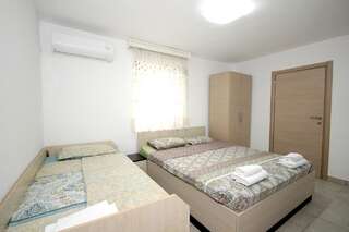 Апартаменты Apartments Pavlovic Петровац Трехместный номер с террасой-11